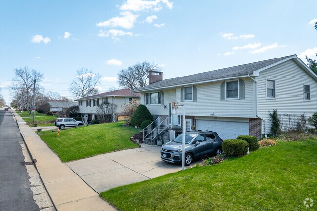 Split levels and ranch-style homes line the streets in Wardcliffe.