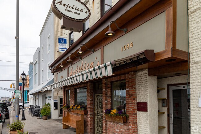 Sea Bright’s downtown features popular restaurants like Anjelica’s, offering authentic Italian cuisine in a charming setting.