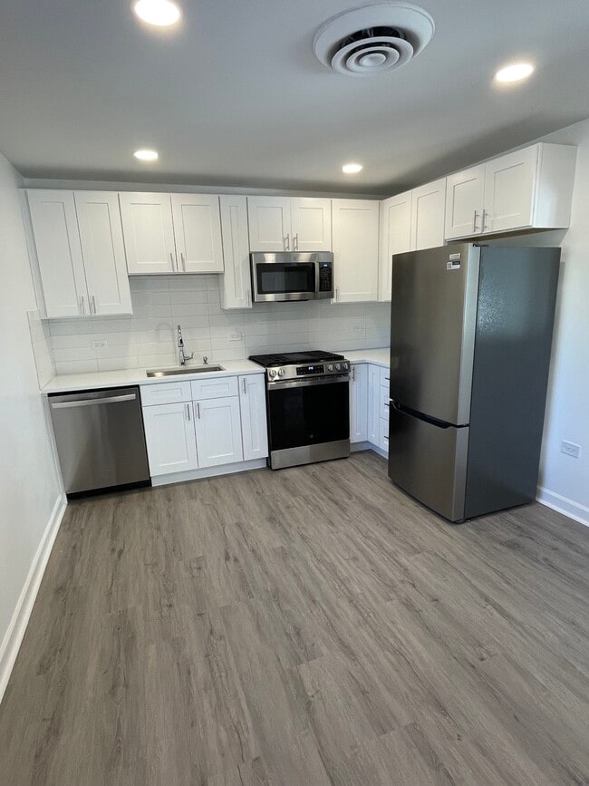 3201 N Long Ave unit 2S, Chicago, IL 60641 - photo 2