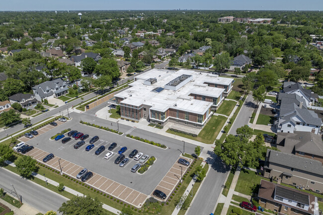 Lincoln Elementary School is located conveniently near a residential area.