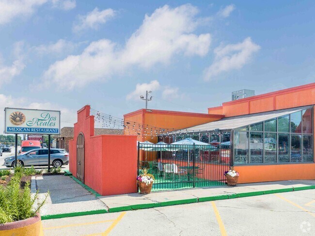 Dos Reaves Mexican Restaurant near Garden Hills offers Mexican cuisine and margaritas.