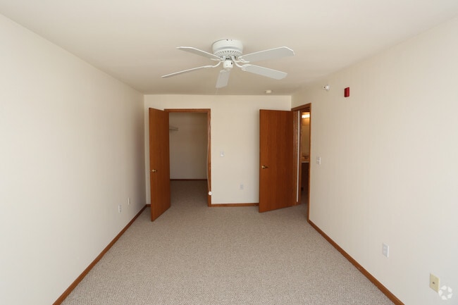 Quail Pointe Apartment Homes, Pewaukee, WI 53072 - photo 4