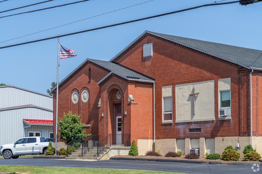 New Covenant Christian School serves students in grades PK-12.