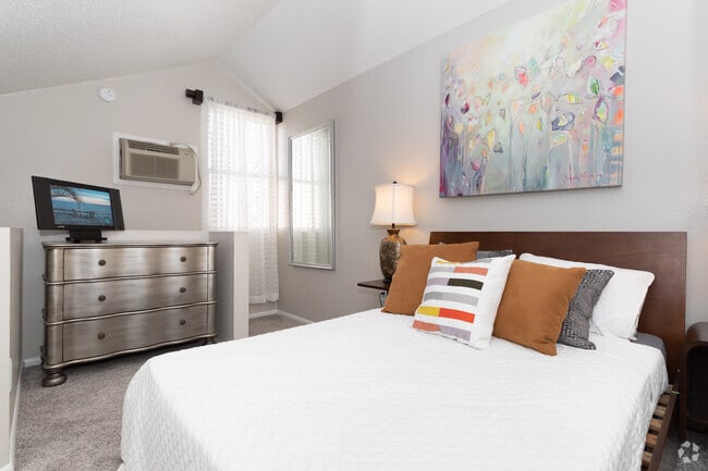 1BR, 1BA - 500 SF Loft