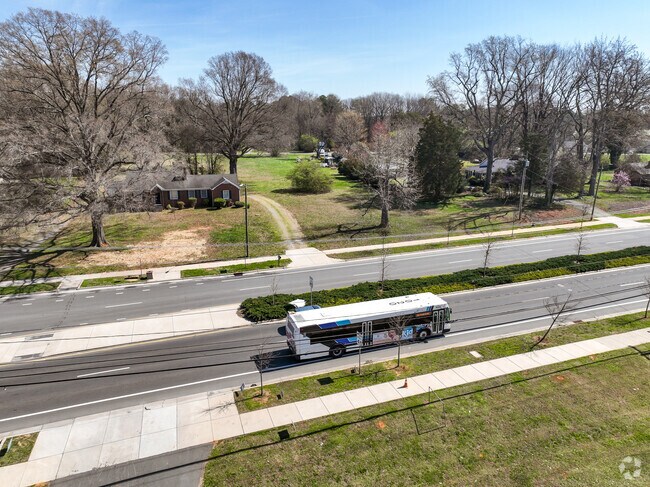 The Nevin area has many stops for public transportation.