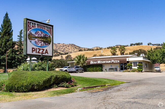 Bear Mountain Pizza serves up custom pies in Yokuts Valley’s scenic foothill setting.