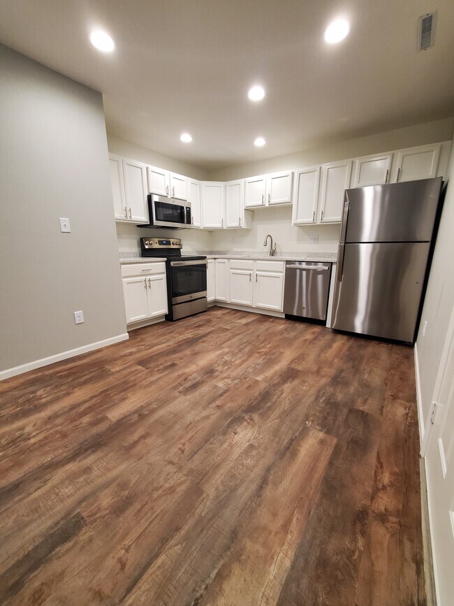 2322 College St unit 7, Cedar Falls, IA 50613 - photo 5