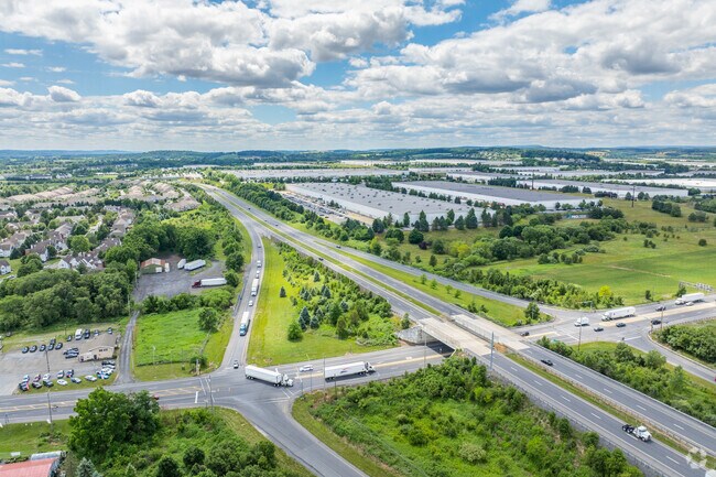 Ancient Oaks commuters enjoy access to several convenient highways including I-476 and Hwy 100.