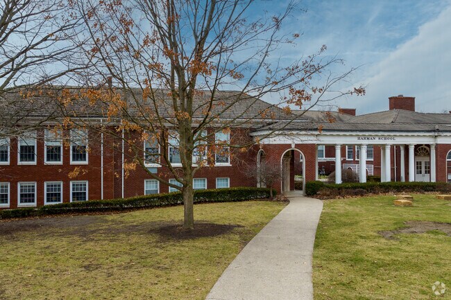 Harman Elementary School serves students near Oakwood from its Dayton, Ohio location.