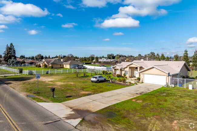 Farmhouses on big properties can be found on the perimeter of Madera.