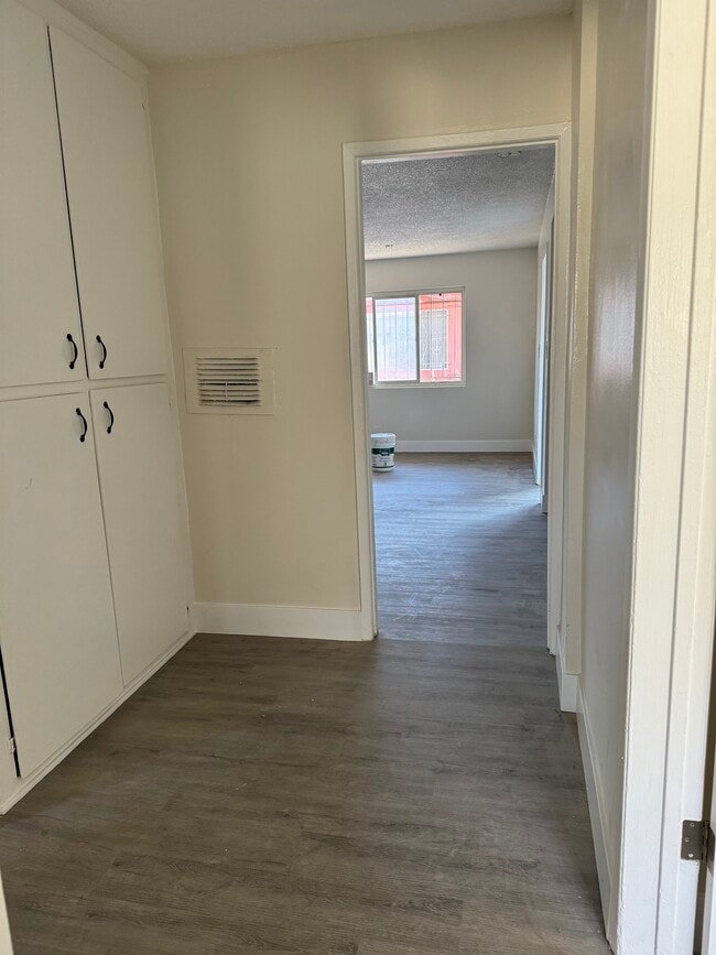 212 N Santa fe Ave unit D, Compton, CA 90221 - photo 3