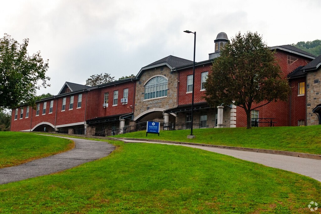 Haldane High School serves students in the Putnam County community.