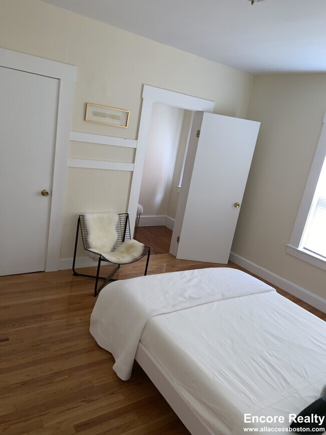 27 Forest St unit 7, Cambridge, MA 02140 - photo 4