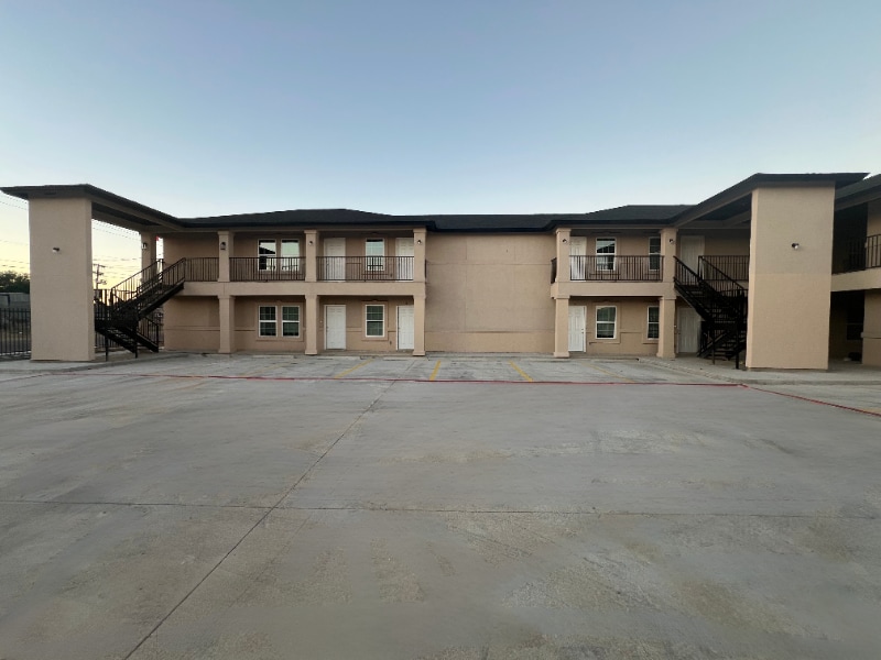 2904 E Lyon St unit Lyon's Cape 1 Bed, Laredo, TX 78043 - photo 1