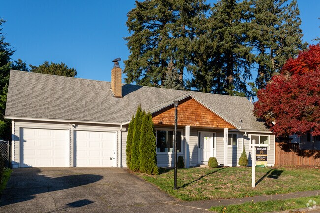 You can find many different types of trees and foliage in the Centennial neighborhood.