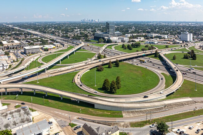 I-10 makes Metairie Lakefront just 25 minutes from downtown New Orleans.