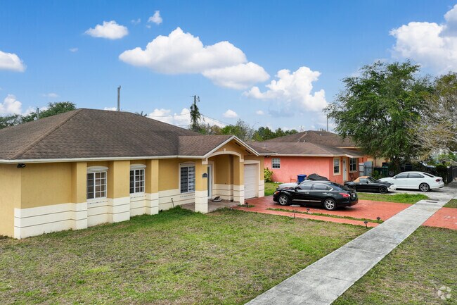 Ranch style homes are a popular trend in the Palmetto Lakes neighborhood.