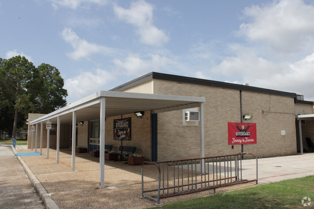 Riveroaks Elementary School has  art, technology, soccer, coding, STEM, and theater clubs.