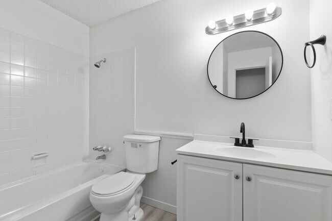 Recently updated apartments near to shopping, dining, and public transportation, Des Moines, IA 50310 - photo 6