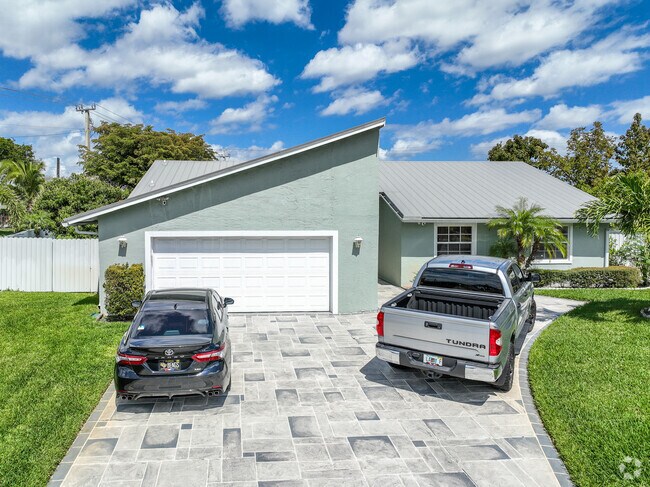 Homes in Lake Belvedere Estates have unique driveways.