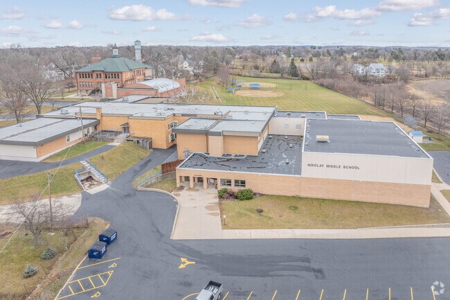 Accord to Niche, Nikolay Middle School has a B rating.