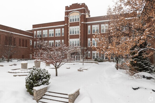 Pickups and drop-offs at Graveraet Elementary are easy.