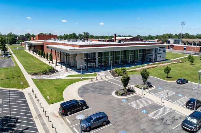 The student population of Paducah Area Technology Center is 5 and the school serves 8-12.