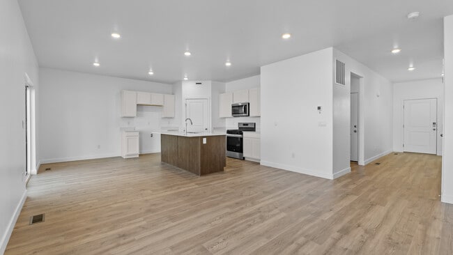 209 E Levengrove Dr, Lehi, UT 84048 - photo 6