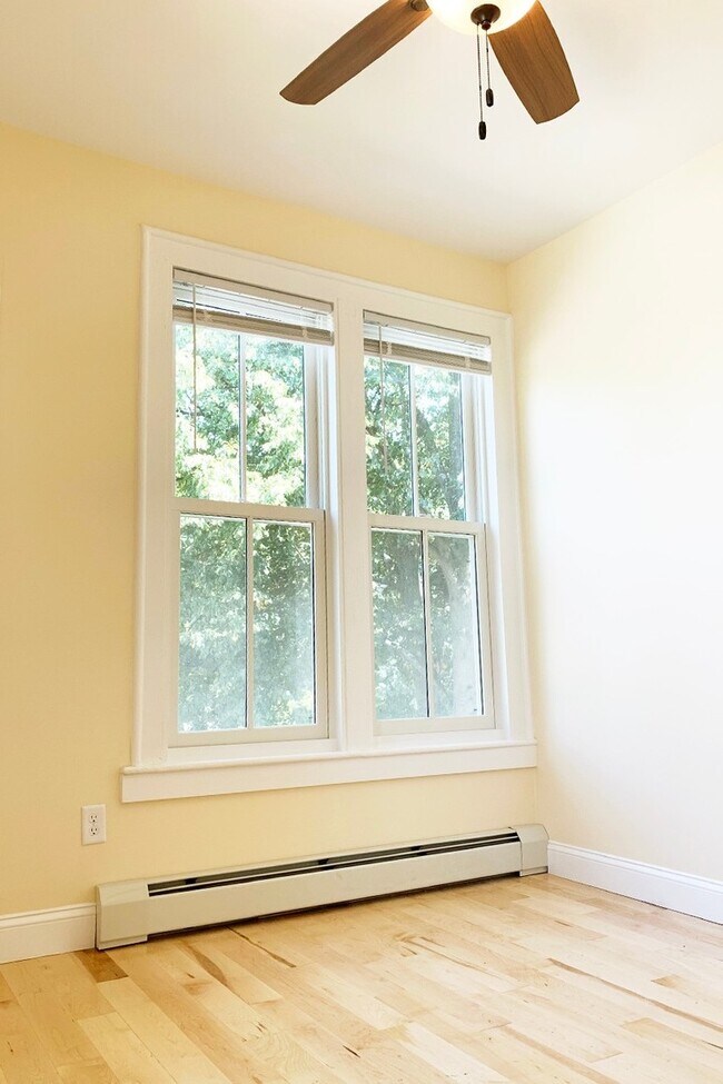 375 St Paul St unit 3, Burlington, VT 05401 - photo 3