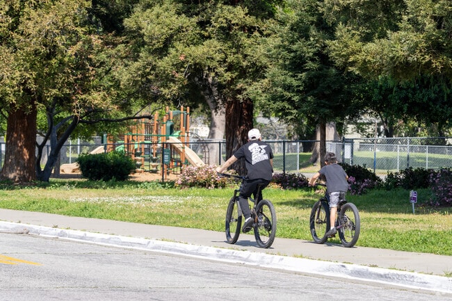 Afternoon rides in Vinci South highlight safe paths and open space near the local elementary school.
