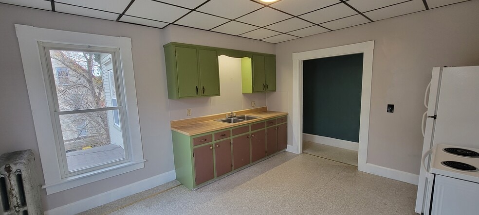 47 Pine St unit 49 Pine 2nd Floor Le, Laconia, NH 03246 - photo 1