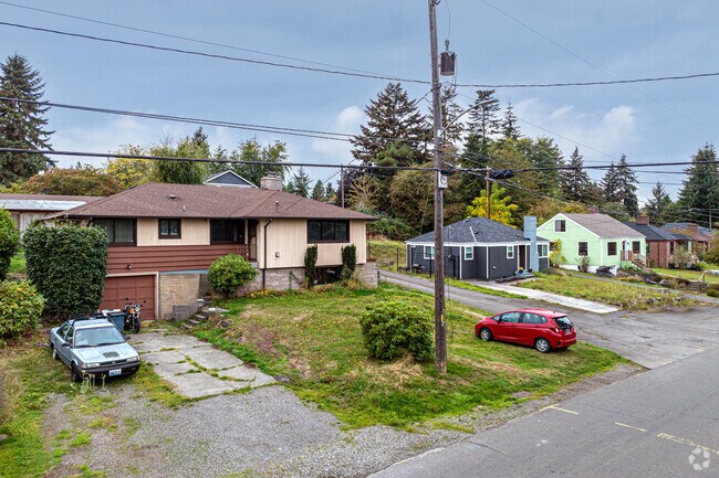 Cottages, bungalows and ranchers are common in the Beverly Park neighborhood.