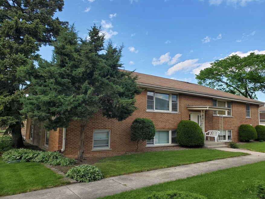 1045 David Dr unit 2W, Bensenville, IL 60106 - photo 1