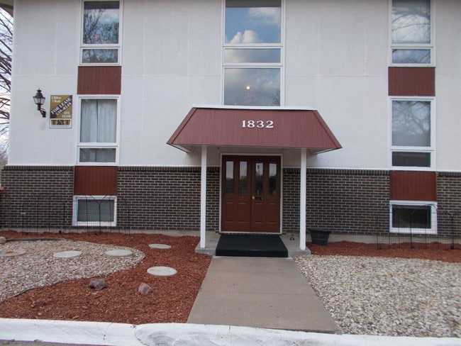 1832 Claflin Rd unit 7, Manhattan, KS 66502 - photo 2