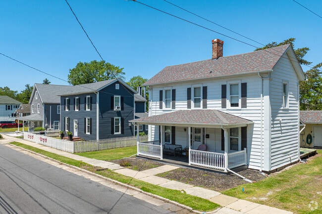 Colonial Revival homes fill the residential streets of Snow Hill.