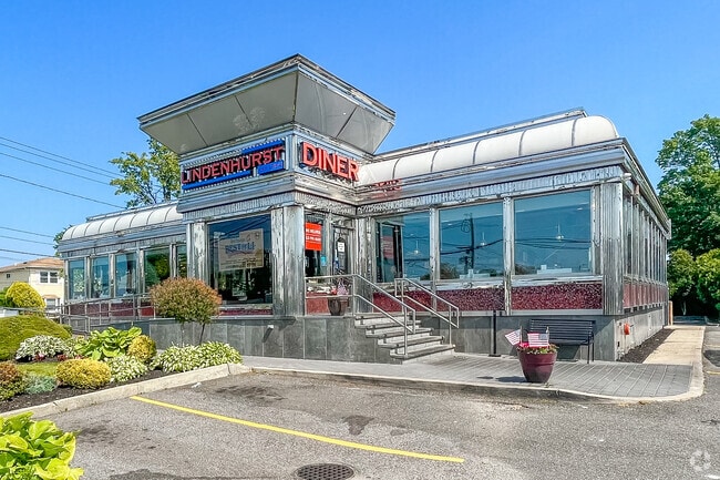 Lindenhurst Diner offers restaurant-quality dishes with retro charm and great value.