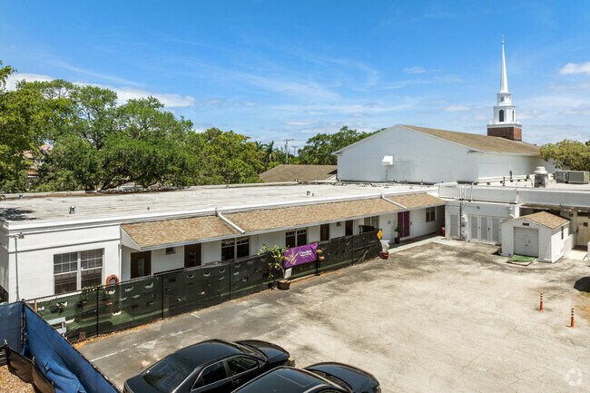 Cocoplum Nature School was founded in 2020 by 2 Delray Beach mothers.