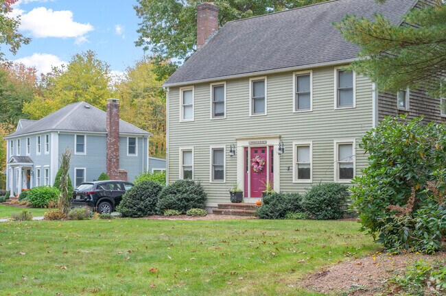 Diverse colored colonial homes in North Pembroke.