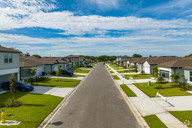 A typical new construction/manufactured home neighborhood in Ellenton, FL.