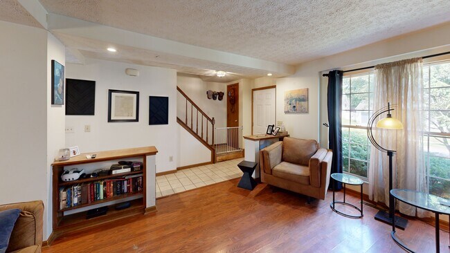 1277 Eagle View Dr, Columbus, OH 43228 - photo 2