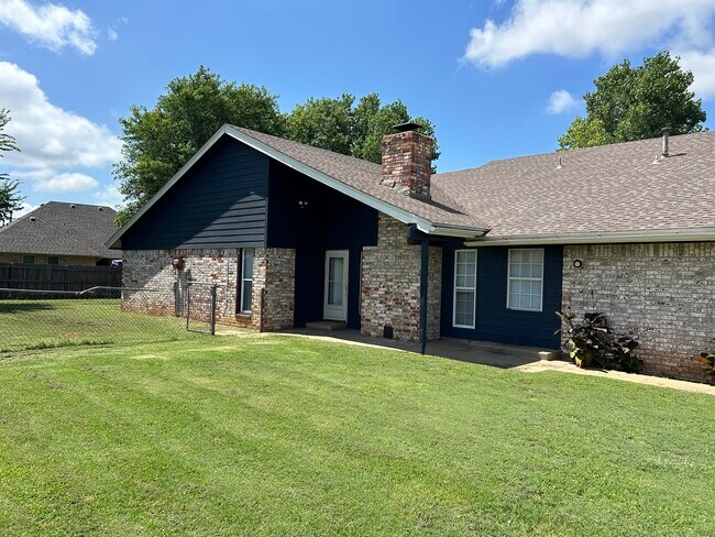 607 N Robin Way, Mustang, OK 73064 - photo 2