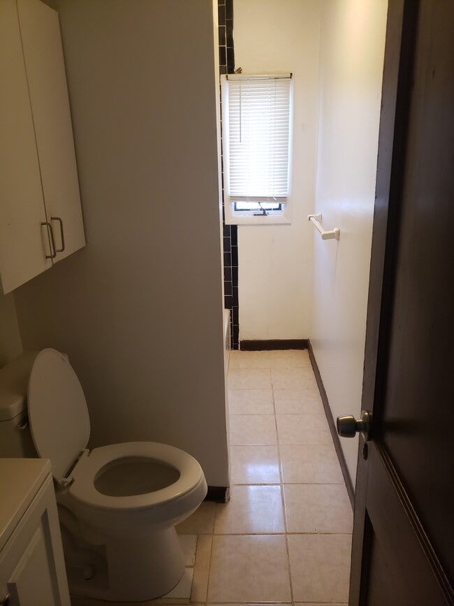 74 4th St unit 2nd floor, Hamden, CT 06514 - photo 3