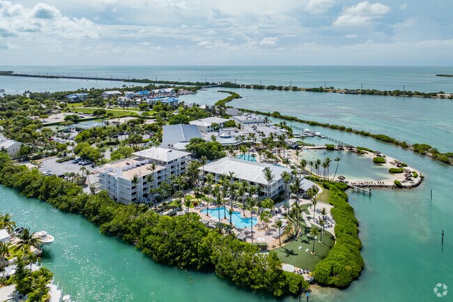 Hawks Cay Resort can be found once you enter Duck Key offering many family ameneties.
