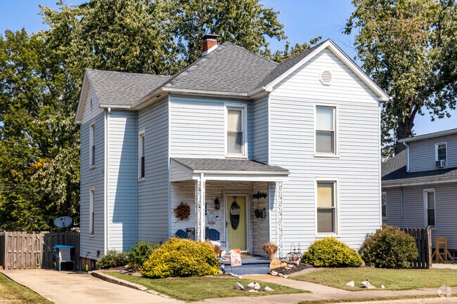 The median year of construction for homes in Wood River is 1944.