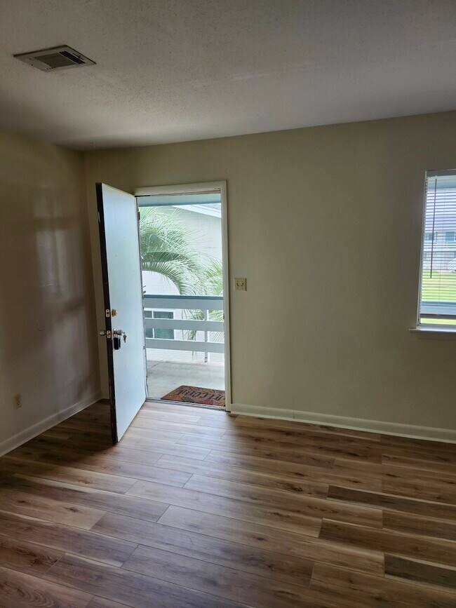 9 Eglin Pkwy NE unit Shalimar Rentals, Fort Walton Beach, FL 32548 - photo 4