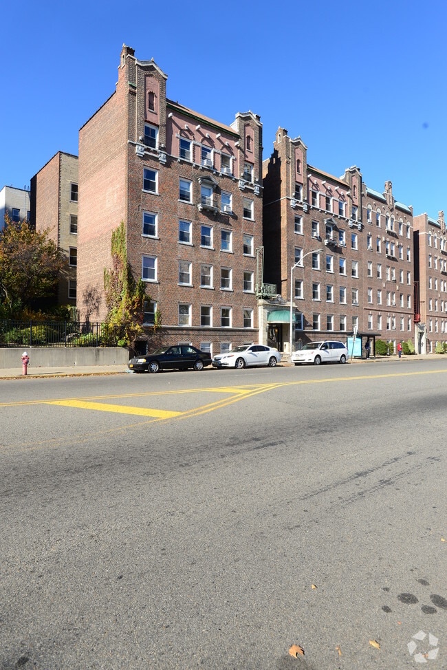 5907 Kennedy Blvd E, West New York, NJ 07093