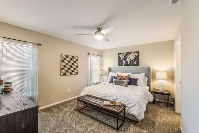 Large Main Bedroom with En-suite Bathroom & Closet