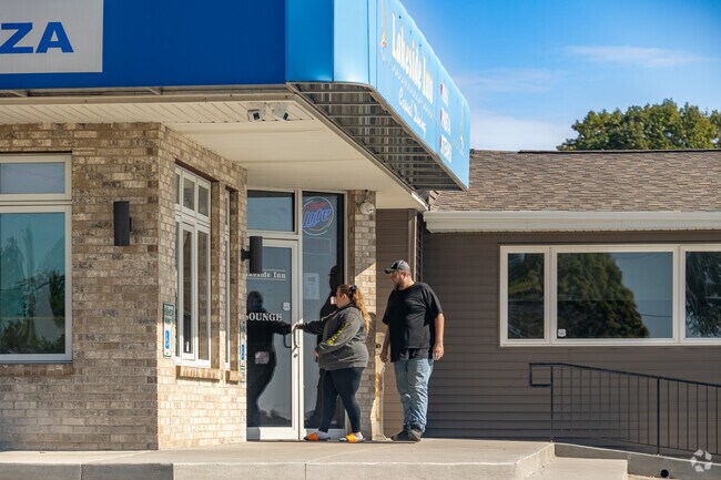 Lakeside Inn is the local lounge in Lake Summerset.