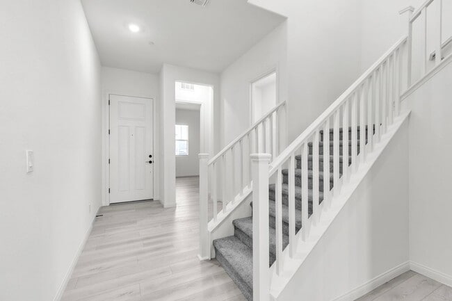 584 La Vis Acrs Ln, Las Vegas, NV 89138 - photo 4