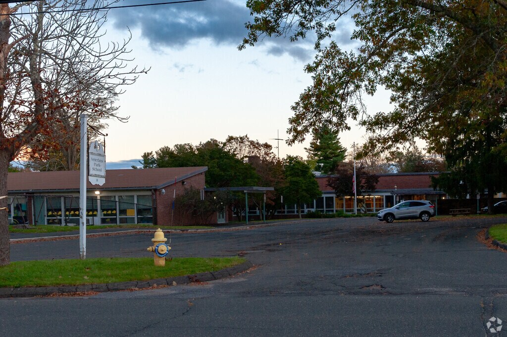 Veterans Park Elementary School provides education in the neighborhood of 
Ridgefield.
